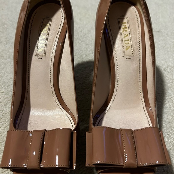 Prada dark tan high heels worn once. Size 39.5. Includes box and dust bag - Picture 6 of 8